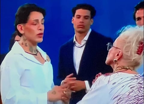 Kunno y Laura Zapata se miran fijamente