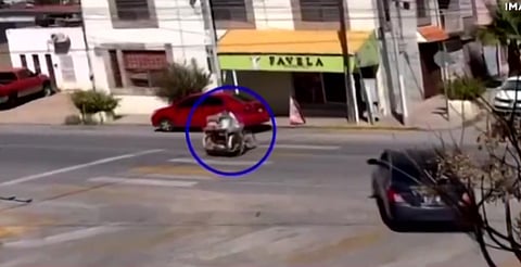 Atropellan a señora que iba a vender dulces en su carretilla y graban el momento, en Chihuahua