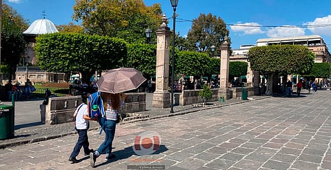 Vestir de blanco y levantar los brazos es un ritual moderno para “cargar energía”
