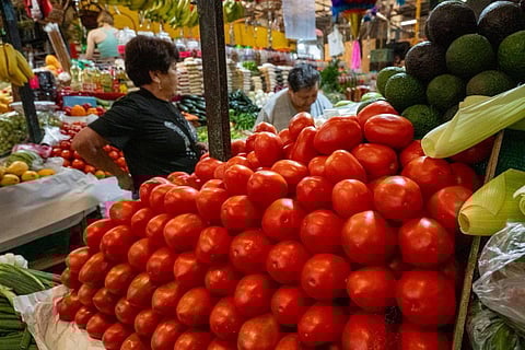 Jitomate, chile y transporte urbano impulsan inflación en México: ¿Qué sube y baja en abril de 2026?