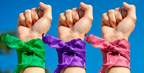 ¿Qué significa la bandera violeta, verde y rosa del feminismo?