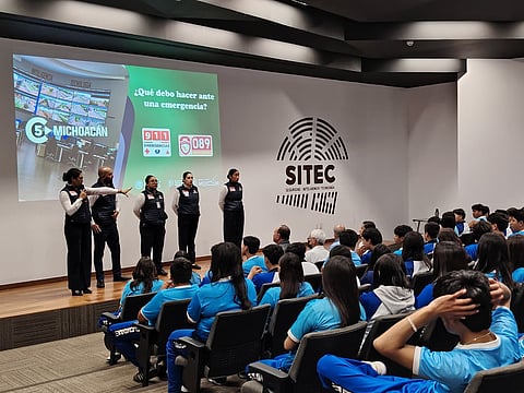 Estudiantes visitan el C5 Michoacán para aprender sobre emergencias y prevención