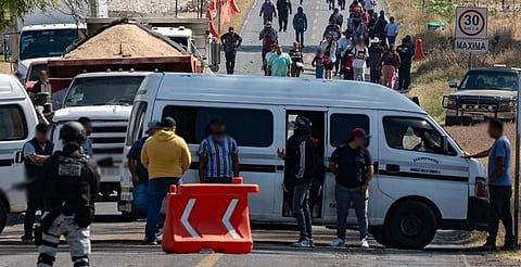 Transportistas protestan tras quema de combi y bloquean carretera