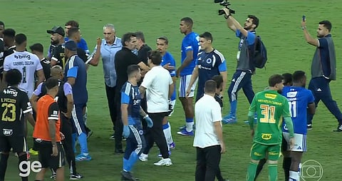 VIDEO: Golpes y patadas en final Cruzeiro vs Mineiro; expulsan a 23 jugadores