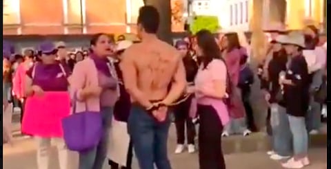 Llevaba escrito en el torso: “Me callo para que ellas hablen”