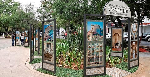 La muestra reúne 34 imágenes en gran formato de Casa Batlló