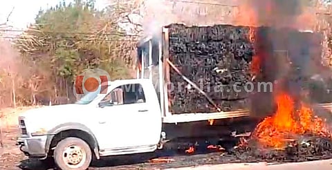 Se incendia camioneta en la carretera Huetamo-San Lucas
