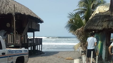 Protección Civil emite alerta preventiva por oleaje en playas de Michoacán