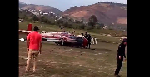 Cae helicóptero en predio aledaño a la Presa del Bosque, Zitácuaro