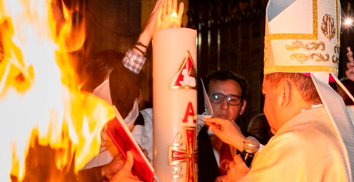 Fieles participan en Vigilia Pascual y Bendición del Fuego Nuevo en Morelia