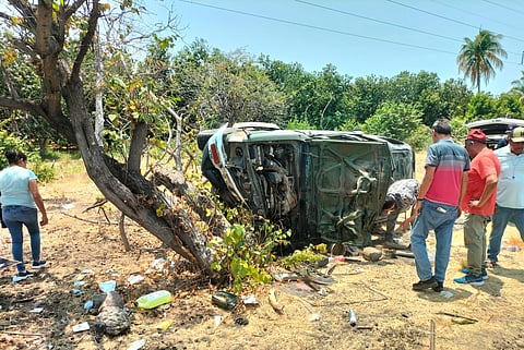 Volcadura en carretera Apatzingán–Cuatro Caminos deja familia con lesiones
