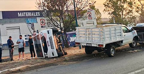 Aparatoso accidente en salida a Quiroga: auto termina sobre camellón