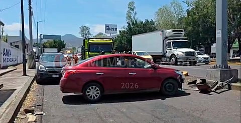 Vehículo pierde control y se estrella contra base de cámaras del C5 en Morelia