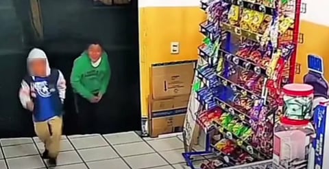 Papá incita a niño a robarle a un abuelito, en Querétaro