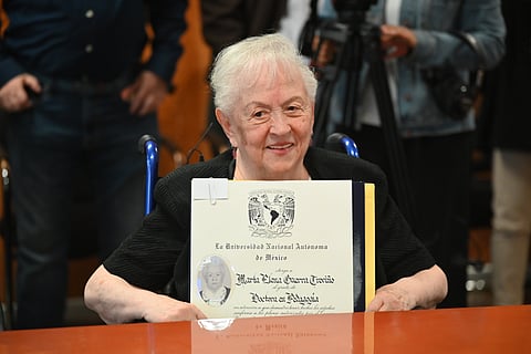 A los 89 años, mujer rompe récord al doctorarse en la UNAM