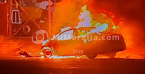 Arde automóvil a la orilla de la Morelia-Salamanca