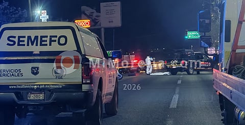 Muere joven motociclista luego de derrapar y chocar contra auto en Morelia