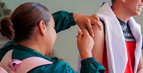 En medio del bloqueo, brigadas de salud aplican vacunas a transportistas