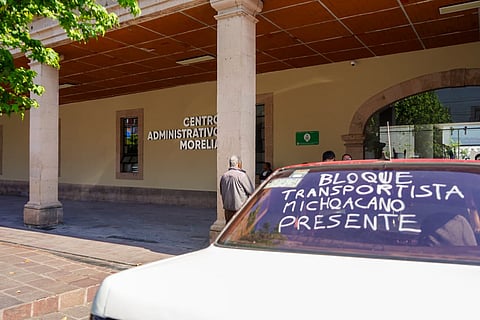 Taxistas bloquean el CAM en Morelia; exigen permisos tras años de operar
