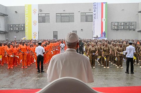 León XIV lleva un mensaje de esperanza y transformación a los reclusos de Bata