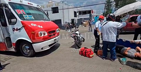 Camión ruta 1 impacta motocicleta en Morelia; hay una mujer lesionada