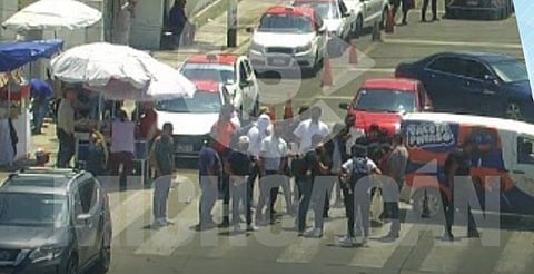 Bloquean avenida Siervo de la Nación en Morelia, a la altura de la SEE