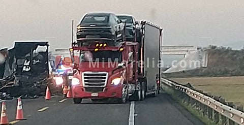 Se accidentan dos camiones esta mañana en distintos puntos de la Morelia-Salamanca