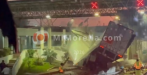 Tráiler embiste vehículos y se estrella contra la caseta de cobro Zinapécuaro, en la México-Guadalajara