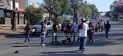 Motociclista atropella a adulta mayor en Morelia; ambos quedan lesionados
