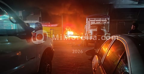 Incendian negocio de videojuegos tras irrupción armada en la Central de Abastos de Morelia