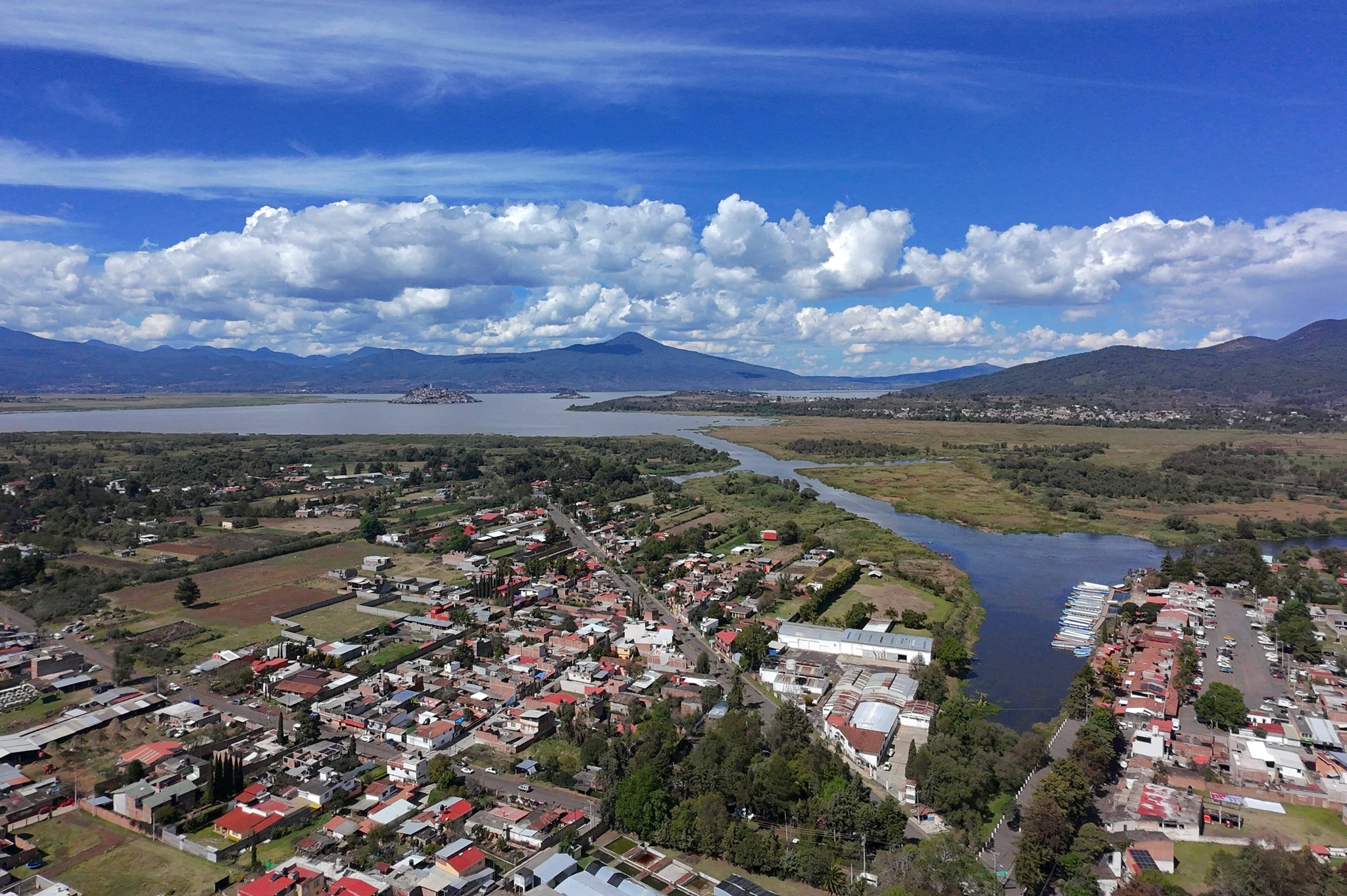 Recuperan 18 manantiales en el lago de Pátzcuaro