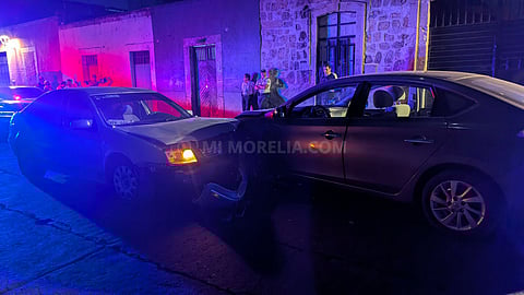 Acaba de pasar: chocan de frente dos autos esta noche en Morelia