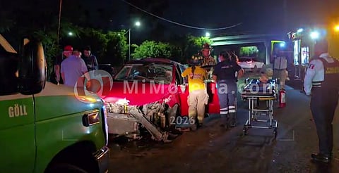 Pierde control de su auto y vuelca cerca del estadio, en Morelia; quedó herido