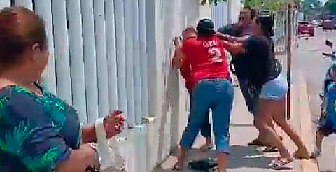 Día del Niño termina en golpes entre madres afuera de escuela