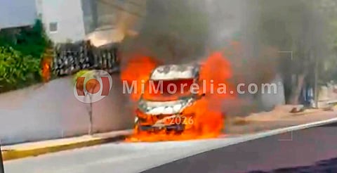 Se registra incendio de camioneta en la colonia Balcones de Santa María, Morelia