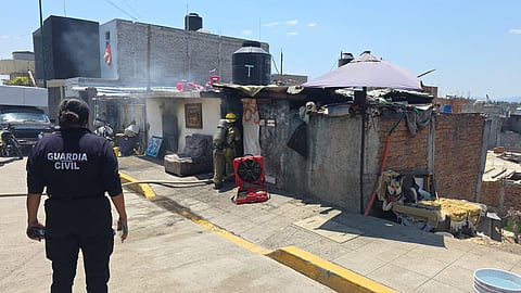 Fuego consume parte de casa en Morelia; no hay lesionados