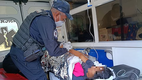Mujer da a luz antes de llegar al hospital en Morelia; policías la apoyan