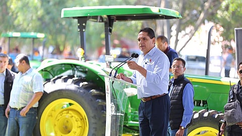Silvano Aureoles entrega 30 tractores que requirieron una inversión de 16 mdp