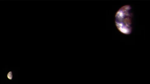 La composición refleja el tamaño y la posición del planeta y su satélite (Imagen: NASA)