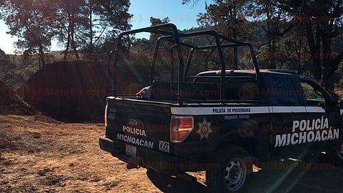 El cuerpo fue subido a una ambulancia de uso forense para ser llevado a la morgue local