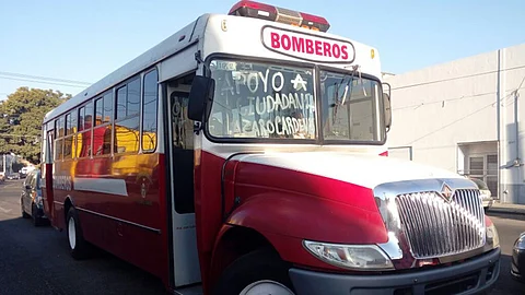 Bomberos brindan servicio de transporte