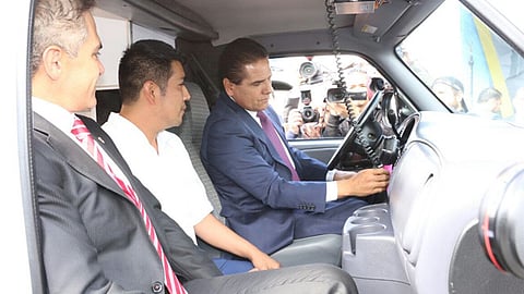 El gobernador recibió las llaves de parte del jefe de gobierno, Miguel Ángel Mancera