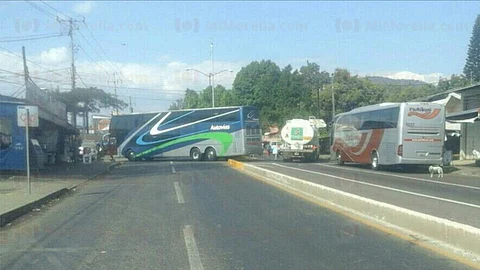 Colocaron autobuses para impedir el paso vehicular (Foto: RED 113)