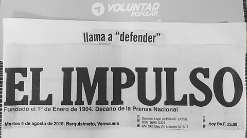Este martes llegó un cargamento de papel para que vuelva a circular el impreso (Foto Twitter: @DanielOrellanVP)