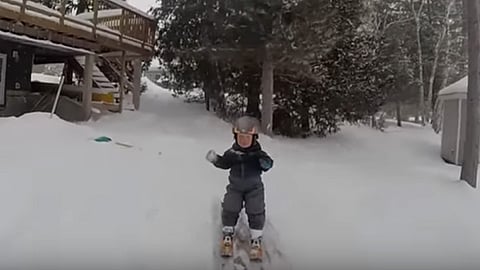 La escena fue grabada por su padre el pasado 26 de diciembre (Foto: YouTube)