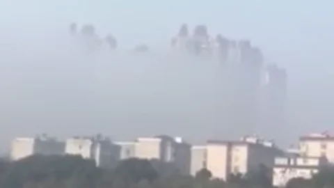 Video: Extraños rascacielos aparecen entre las nubes en China
