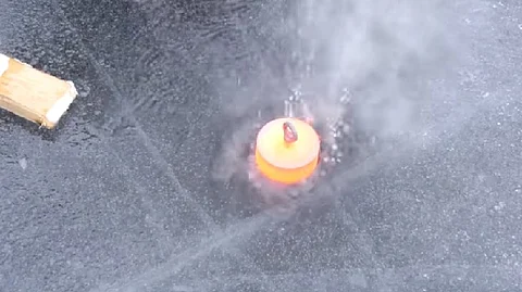 Video: Esto sucede cuando ponen un bloque de níquel al rojo vivo en un lago congelado