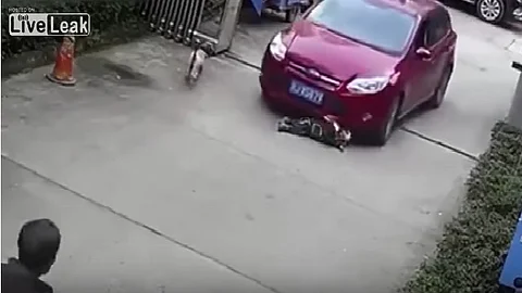 Video: Una madre irresponsable deja a su hijo pequeño en estacionamiento y es arrollado por un auto