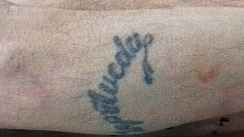 Uno de los rasgos que podría identificarlo es este tatuaje