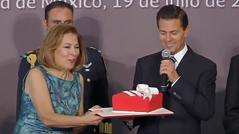 La dirigente de la Asociación Alto al Secuestro, Isabel Miranda de Wallace le regaló un pastel al Presidente